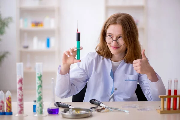 Jovem química do sexo feminino que trabalha no laboratório — Fotografia de Stock