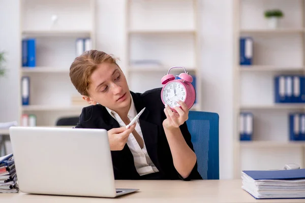 Jeune employée dans le concept de gestion du temps — Photo