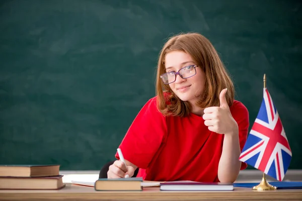 Jonge vrouwelijke student bereidt zich voor op examens in de klas — Stockfoto