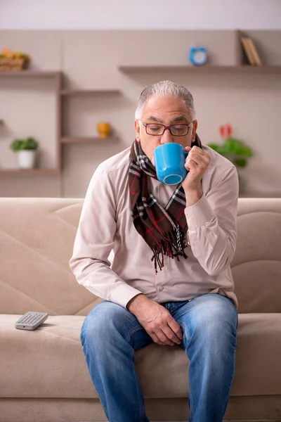 Yaşlı adam evde acı çekiyor.