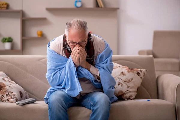 Yaşlı adam evde acı çekiyor.