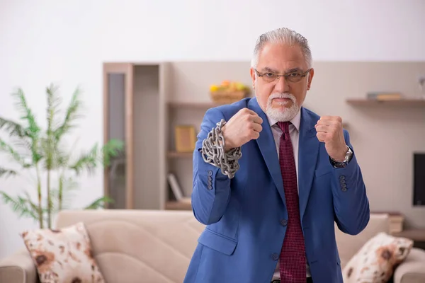 Velho empregado masculino no conceito de escravidão em casa — Fotografia de Stock