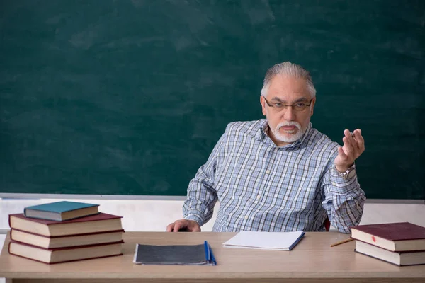 Velho professor na sala de aula — Fotografia de Stock