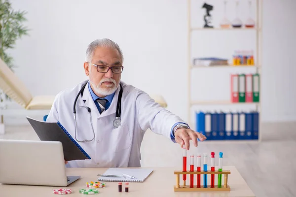 Homem velho médico farmacêutico que trabalha no laboratório — Fotografia de Stock