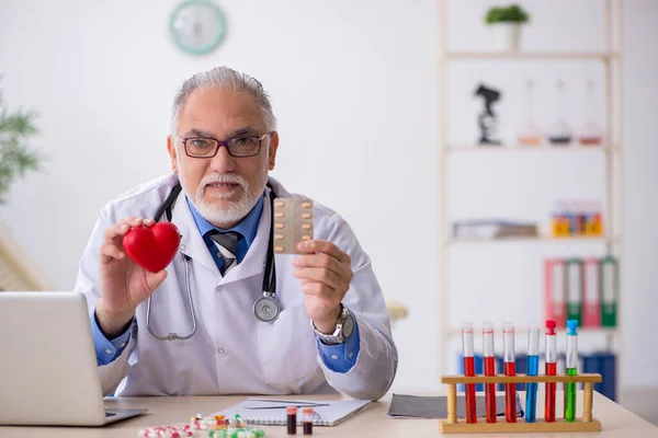 Homem velho médico farmacêutico que trabalha no laboratório — Fotografia de Stock