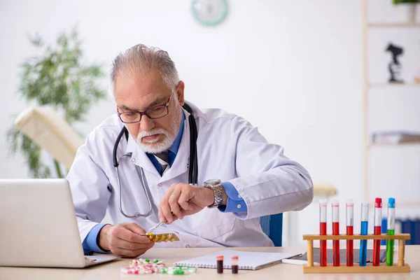 Oude mannelijke arts apotheker werkzaam in het lab — Stockfoto