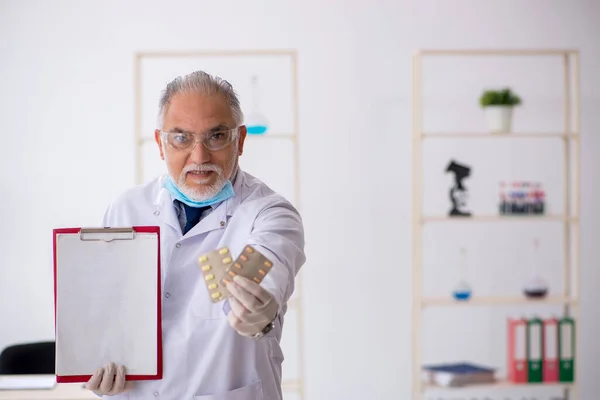 Vecchio chimico maschile nel concetto di sintesi dei farmaci — Foto Stock