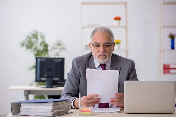 Homem velho empregado sentado no escritório — Fotografia de Stock