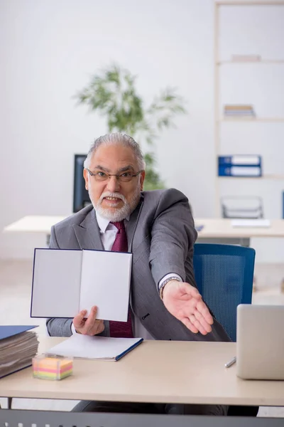 Viejo empleado sentado en la oficina — Foto de Stock