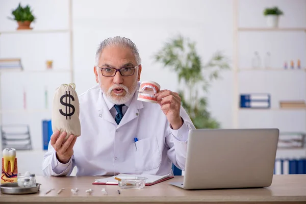 Starý mužský lékař zubař v konceptu odměňování — Stock fotografie