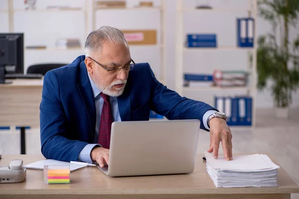 Ancien employé masculin travaillant dans le bureau — Photo