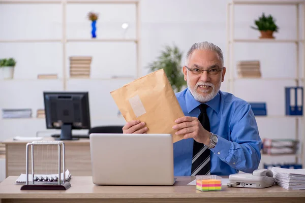 Starý muž zaměstnanec přijímající balík přes internet — Stock fotografie