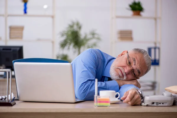 Vecchio dipendente maschile che lavora in ufficio — Foto Stock