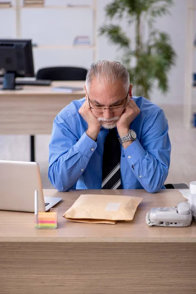 Vecchio dipendente maschio che riceve pacco via Internet — Foto Stock