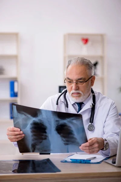 늙은 남성 방사선 전문의 가 병원에서 일하고 있다 — 스톡 사진
