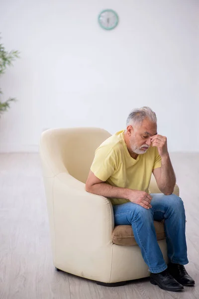 Velho esperando o médico psicoterapeuta — Fotografia de Stock