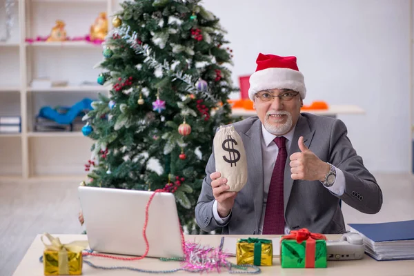 Aged male employee celebrating Christmas at workplace — Stock Photo, Image