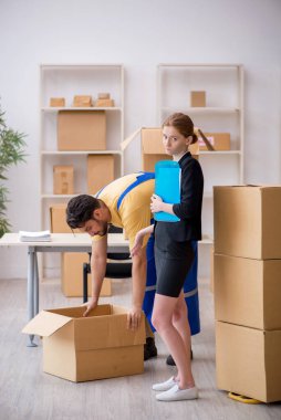 Genç bayan patron ve erkek müteahhit evde yer değiştiriyorlar.