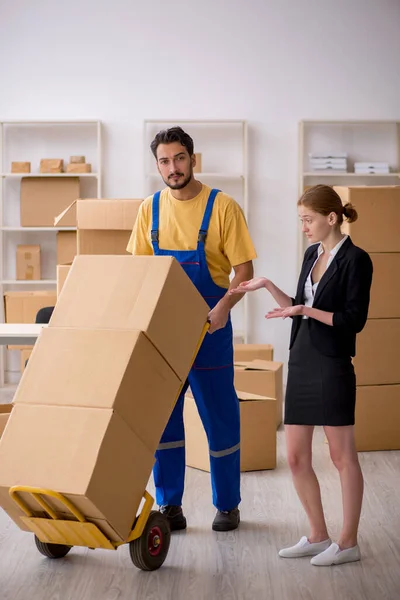 Fiatal női főnök és férfi vállalkozó otthoni áthelyezéssel — Stock Fotó