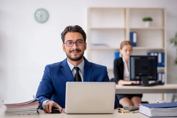 Twee collega 's die op kantoor werken — Stockfoto