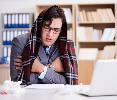 Hasta iş adamı ofiste.