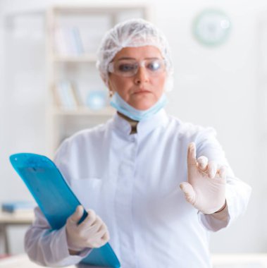 Laboratuvarda düğmelere basan kadın doktor