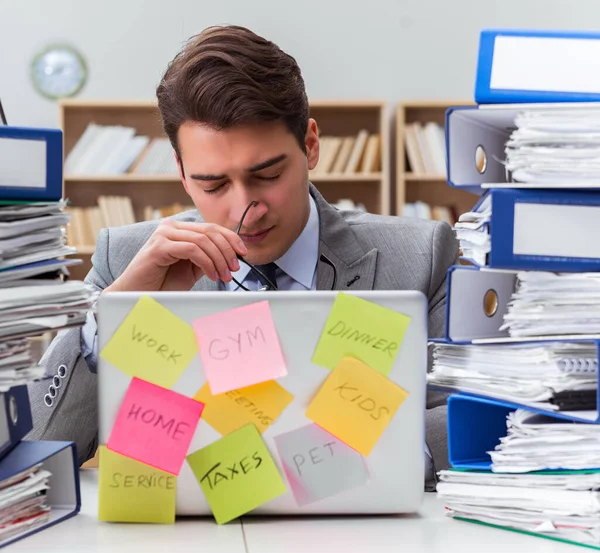 Affärsman kämpar med flera prioriteringar — Stockfoto