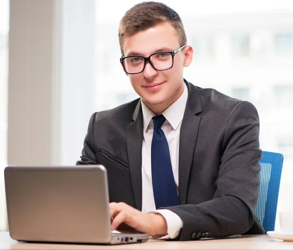 Geschäftsmann arbeitet mit viel Papierkram — Stockfoto