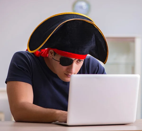 Digitaal beveiligingsconcept met piraat aan computer — Stockfoto