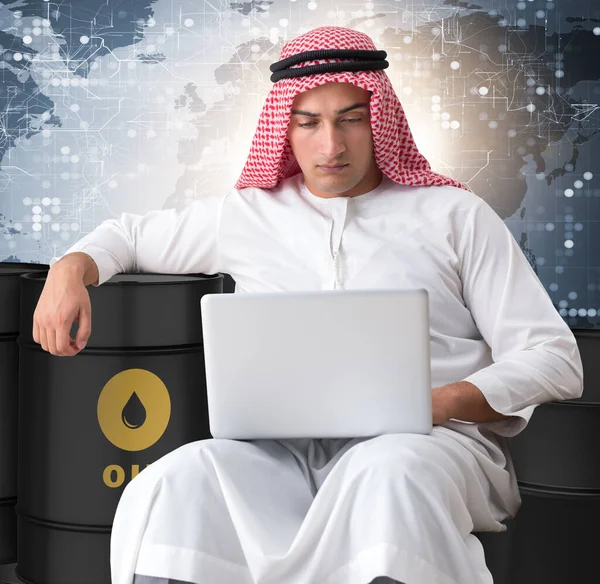 아랍 사업가가 노트북으로 원유를 거래하다 — 스톡 사진