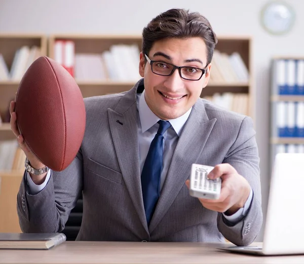 Empresario con fútbol americano en la oficina —  Fotos de Stock