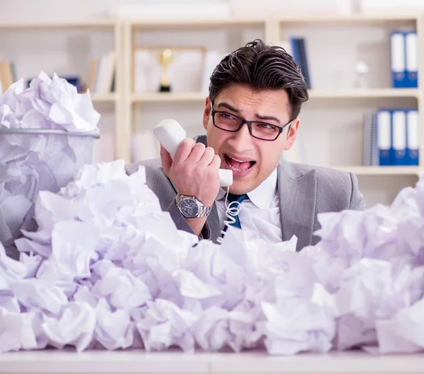 Empresário no conceito de reciclagem de papel no escritório — Fotografia de Stock