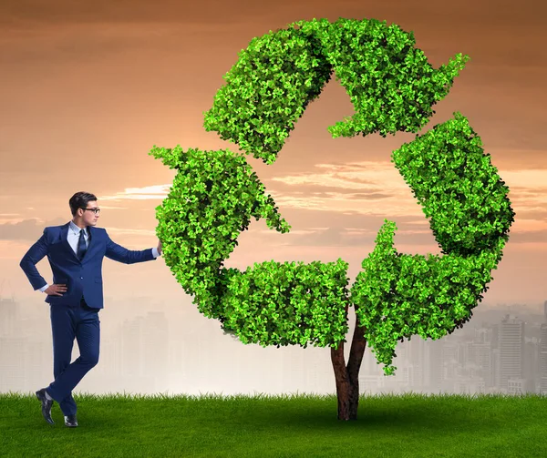 Homme d'affaires dans le recyclage concept d'entreprise durable — Photo