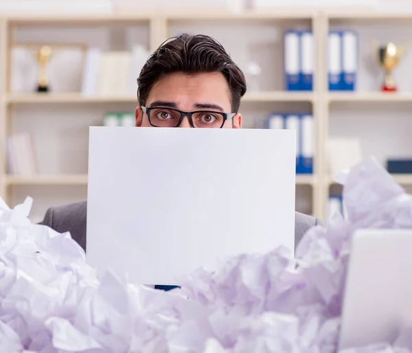 Бизнесмен в концепции переработки бумаги в офисе — стоковое фото