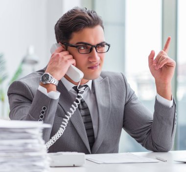 Çağrı merkezi operatörü telefonda konuşuyor.