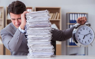 İşadamı ofisinde evrak işleriyle meşgul.