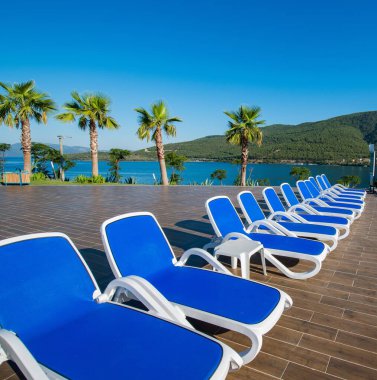 Aydınlık bir yaz gününde açık havada güzel bir yüzme havuzu.