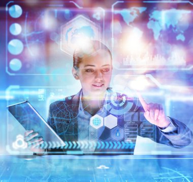 Büyük verilerle çalışan kadın analist