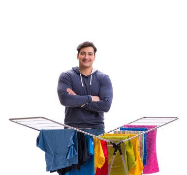 Çamaşır yıkayan koca beyaz tenli.