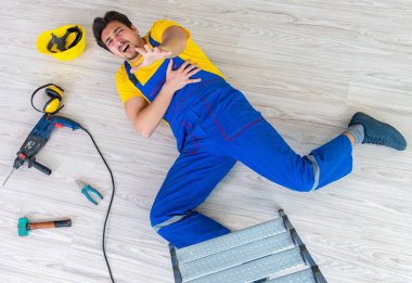 İş yerinde yaralı bir işçi var.