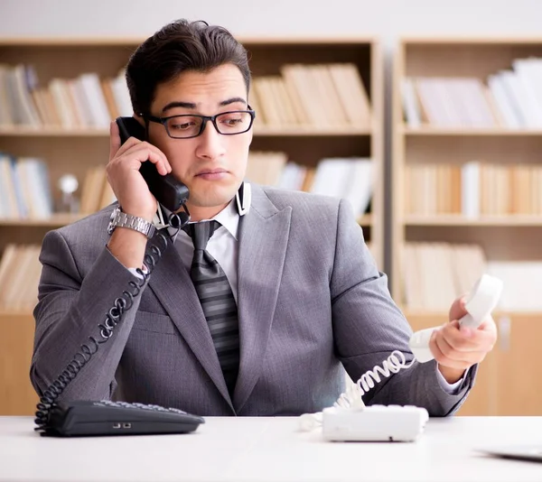 Operador de Helpdesk hablando por teléfono en la oficina — Foto de Stock