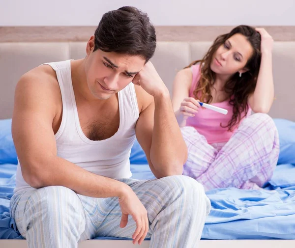 Muž manžel naštvaný na výsledky těhotenských testů — Stock fotografie