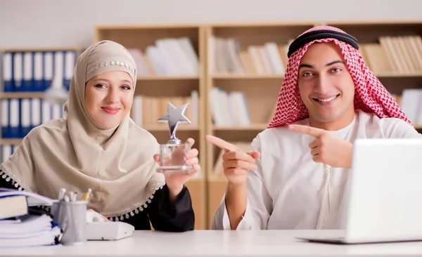 Coppia di arabe uomo e donna — Foto Stock