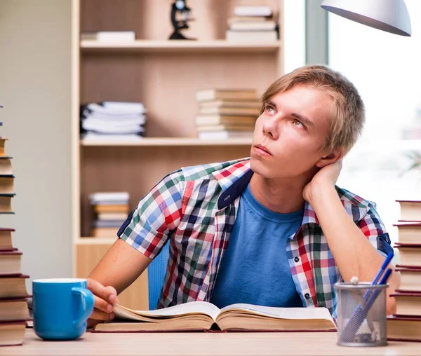 Jovem estudante se preparando para exames universitários — Fotografia de Stock