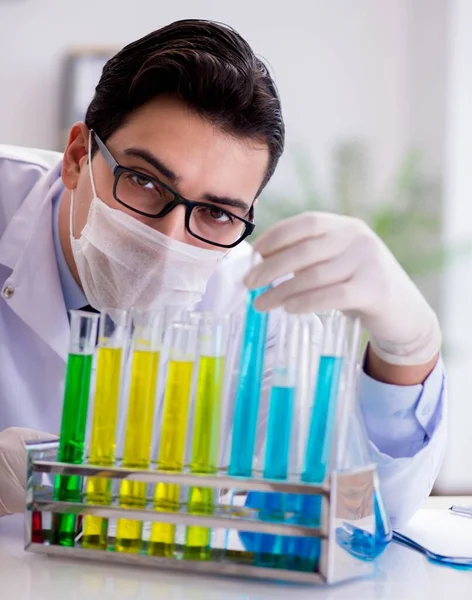 Doctor trabajando en el laboratorio —  Fotos de Stock