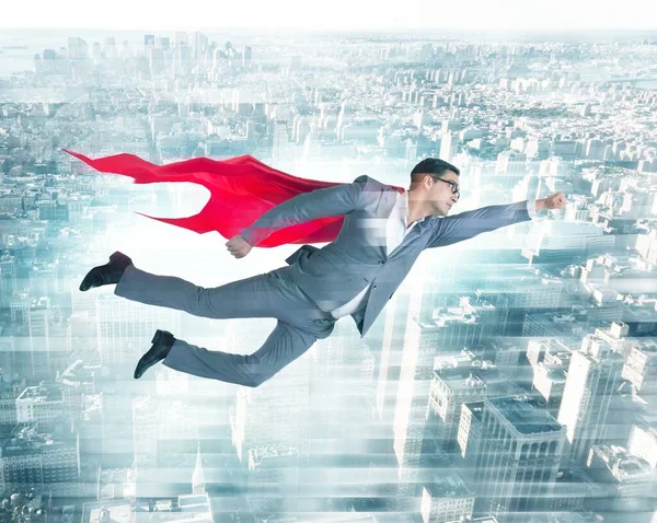 Бизнесмен в концепции супергероя с красной обложкой — стоковое фото