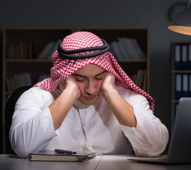 Arap işadamı ofiste geç saatlere kadar çalışıyor