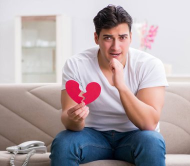 Üzgün Aziz Sevgililer Günü konsepti içinde genç bir adam