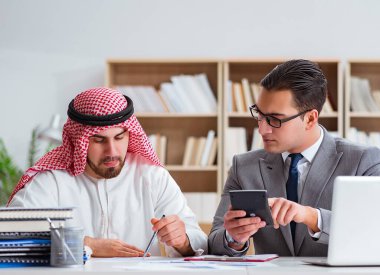 Arap işadamı ile çeşitli iş konseptleri