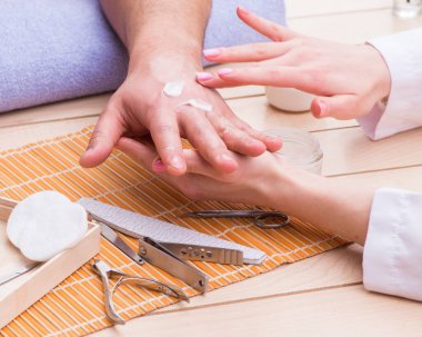 Erkekler için el manikürü konsepti